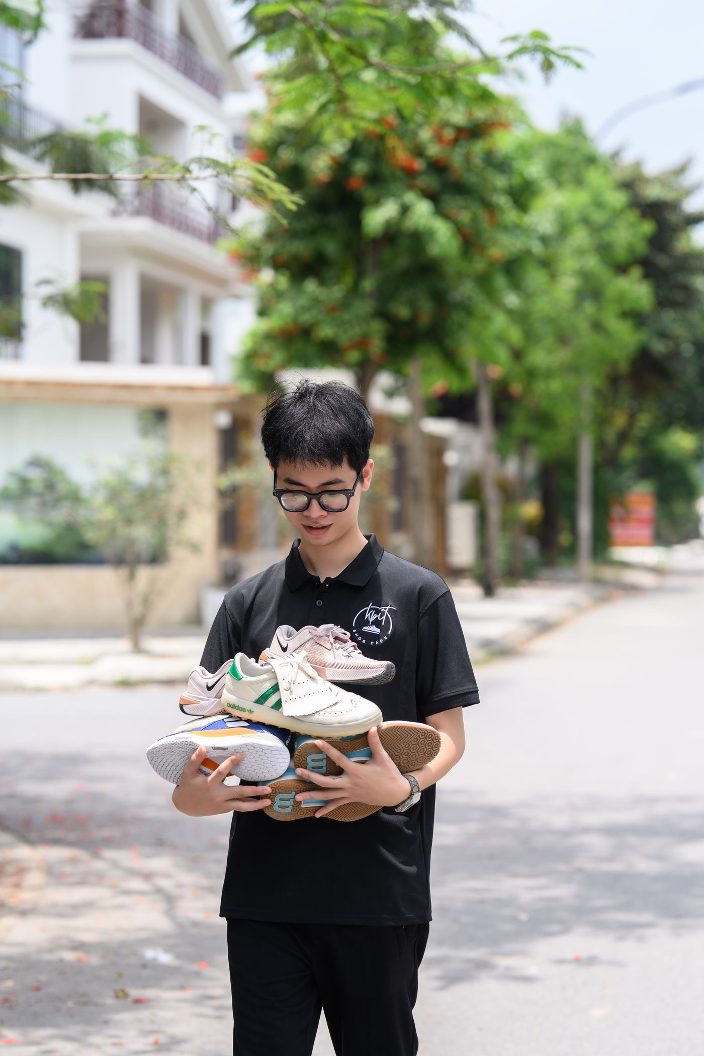 Nhân viên Kpit ôm đống sneakers